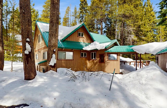 Great family home near Tahoe Donner with a shared pool, tennis court & hot tubs