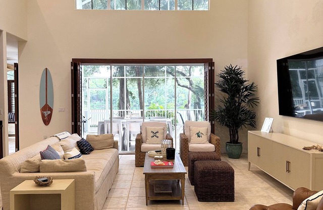 Great Family Home With Pool And Golf Course And Lake Views