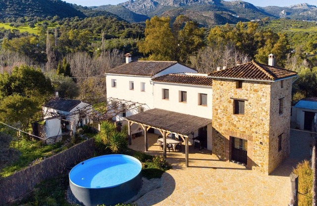 Great holiday home with private pool, perfect for a group of family and friends.