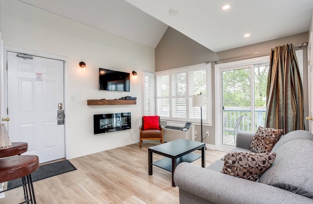 Great location! Spacious 2 bedroom Chalet at Blue!