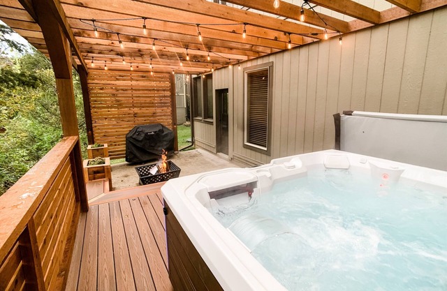 Great Location, Private Fire Pit, Hot Tub