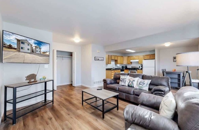 Great Two King Bedroom Spot Close to the Airport with King beds and great layout