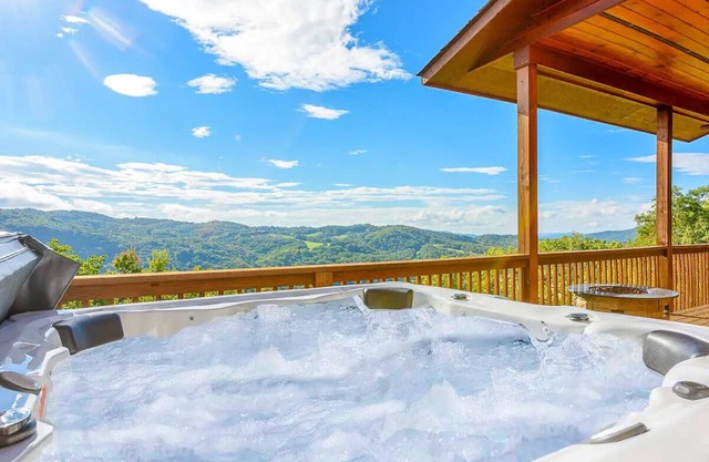 Great Views, Hot Tub, Pool Table, Media Room, 5 Bedrooms w/Ensuite Baths, Ski!