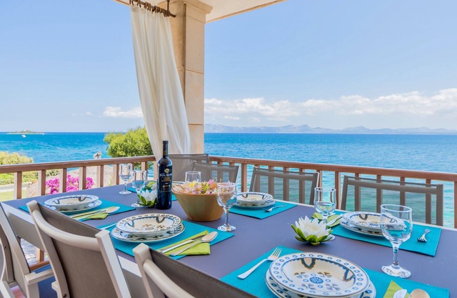 GREAT VILLA IN FRONT OF THE SEA AND SPECTACULAR VIEWS TO THE BAY