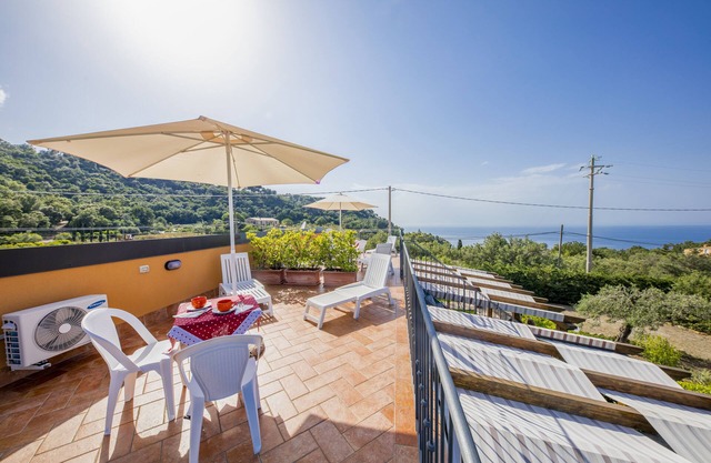 Green Hills House - Small Apt - Wifi- Sea view terrace- Private parking