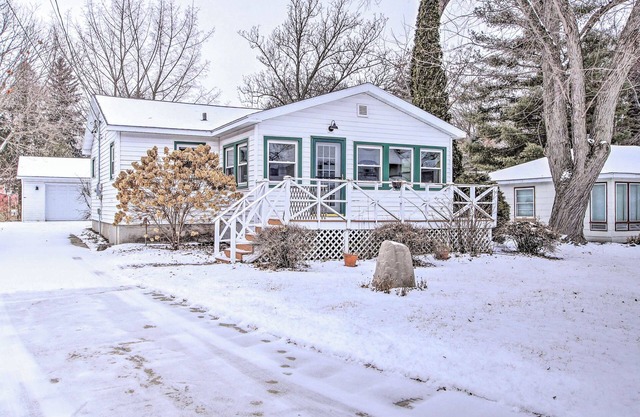 Green Lake Vacation Home w/Screened Porch!