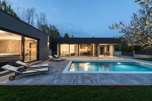 Green Luxury II with heated pool, jacuzzi & sauna