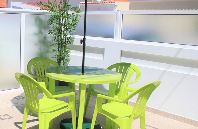 Green Studio with private patio, 200 meters, 3 min by foot Beach of Peniche