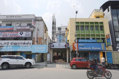 Green Tree Hotel-Near VFS Global and Ramee Mall