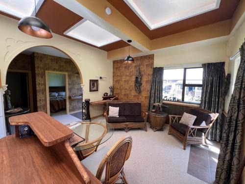 Greenwood Bungalow - Stylish Retreat