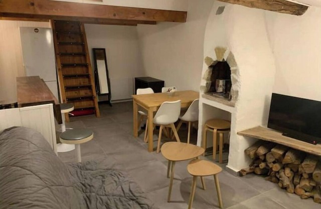 Greolières village: Superb duplex with mountain view.
