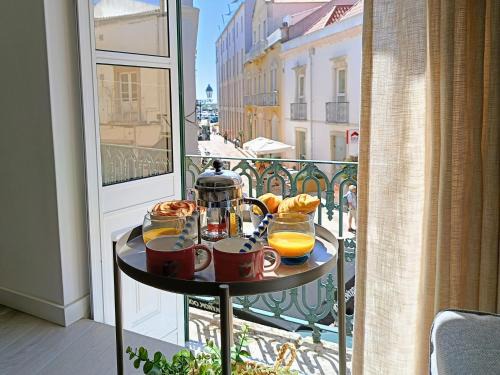 Grey and Green, modern 2-bedroom apartment, AC, top location at faro's historic centre