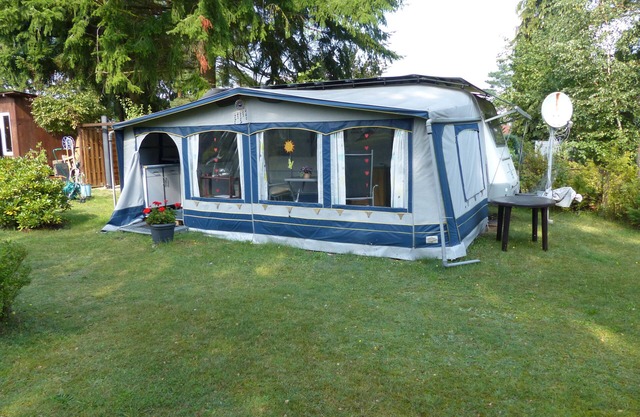 Großer Wohnwagen mit Vorzelt