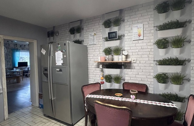 Großes Waldhaus am Radweg