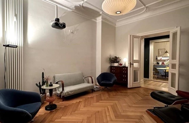 Großzügige Wohnung aus dem 19. Jahrhundert mit Blick auf den Wunderschönen Park