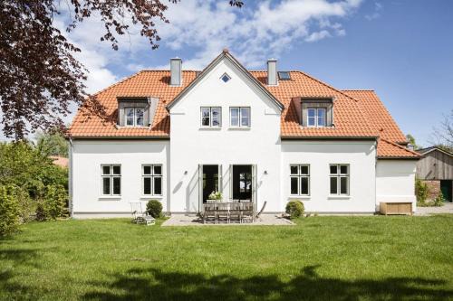 Großzügiges Landhaus in Ostseenähe mit großem Garten, Ofen und Sauna für 12 Personen