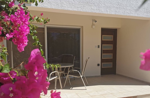 Ground floor Apartment, family friendly, 5minutes from the beach and turist area