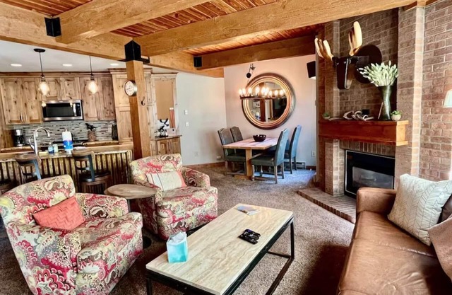 ⭐️ Ground Floor No Steps ⎮ Mountain Village + WIFI + Fireplace + Hot Tubs