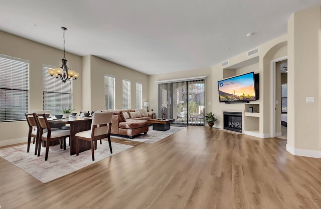 Ground Floor Poolside Condo! Trails, Bikes Ahwatukee. 30 Nights Min.