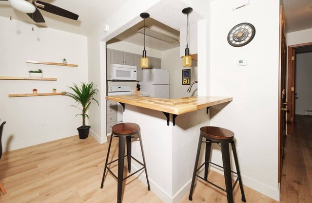 Groundfloor Modern Industrial 2BD Apartment