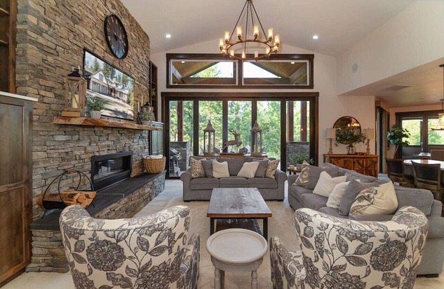 Group friendly, mt-view home with firepit, bunk house and screened-in dining