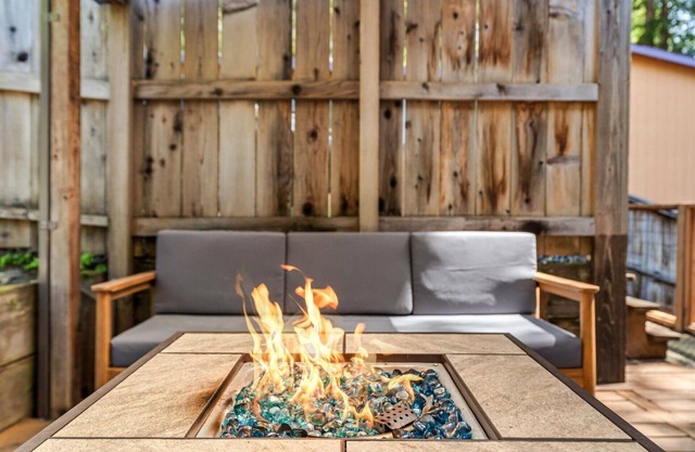 Guerneville Escape:Magical Vibe in a Contemporary Home/Redwoods!HtTb/WIFI/Pup