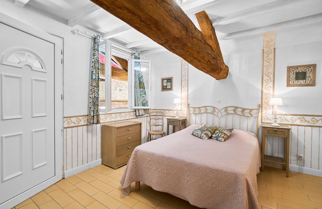 Guest Rooms 'Le Pré Fleuri 1' with Shared Pool, Shared Terrace and Wi-Fi