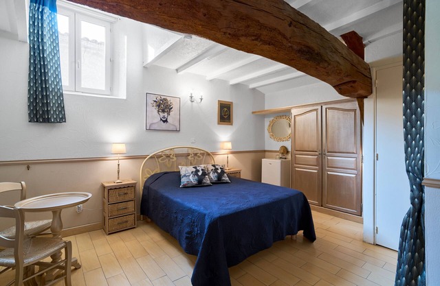 Guest Rooms 'Le Pré Fleuri 2' with Shared Pool, Shared Terrace and Wi-Fi