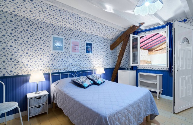 Guest Rooms 'Le Pré Fleuri 5' with Shared Pool, Communal Terrace and Wi-Fi