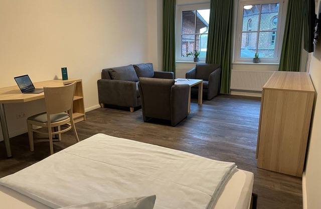 Guest house Besandung vacation apartment - Lokschuppen Pasewalk- guest houses with double rooms, single rooms