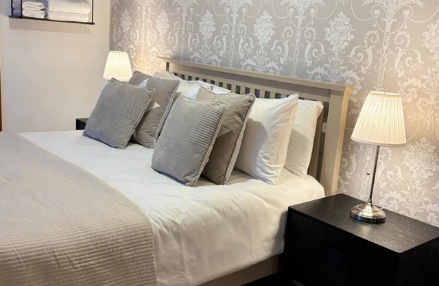 Guest House beside Malahide Castle! Cozy en-suite double room. 15 mins from Dublin Airport