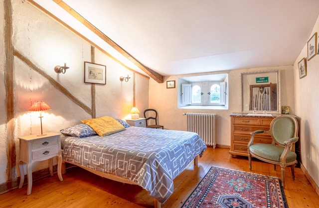 Guest House 'Chambre Est' with Shared Garden and Wi-Fi