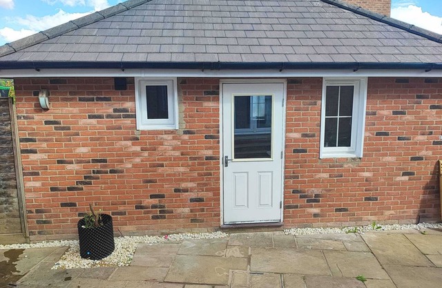 Guest House is Located in Andover. Suitable for Singles/Couples