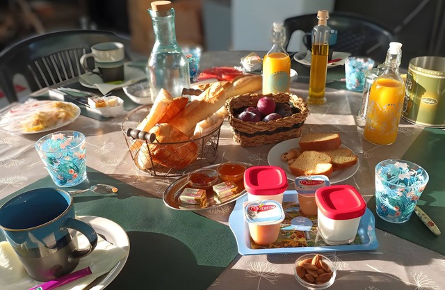 Guest Room 'A L'ombre Des Amandiers - Room 2' with Shared Pool, Communal Garden and Wi-Fi