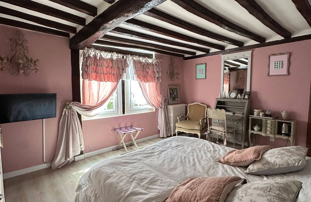 Guest Room 'Marquise De Pompadour' with Pool, Breakfast, Shared Garden, and Wi-Fi