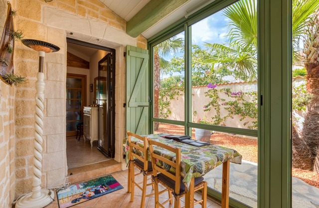 Guest Rooms 'La Palmeraie' with Sea View, Wi-Fi and Air Conditioning
