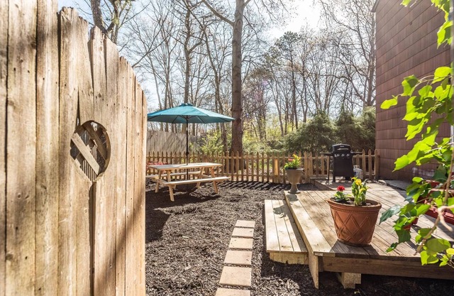 Guest Suite W/BOAT RENTAL and Backyard!