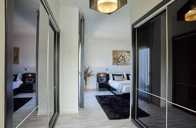 Guesthouse equipada com 4 quartos com WC privativo, piscina aquecida e jacuzzi.