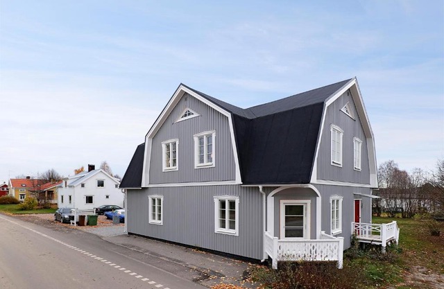 Guestly Homes - 4BR Charming Apartment