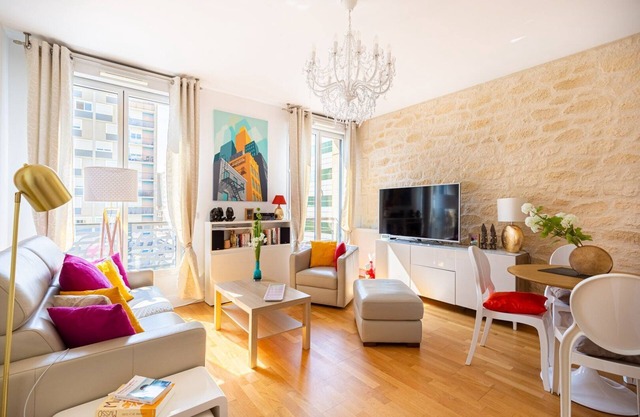 GuestReady - Bright Apt in city centre w/Parking