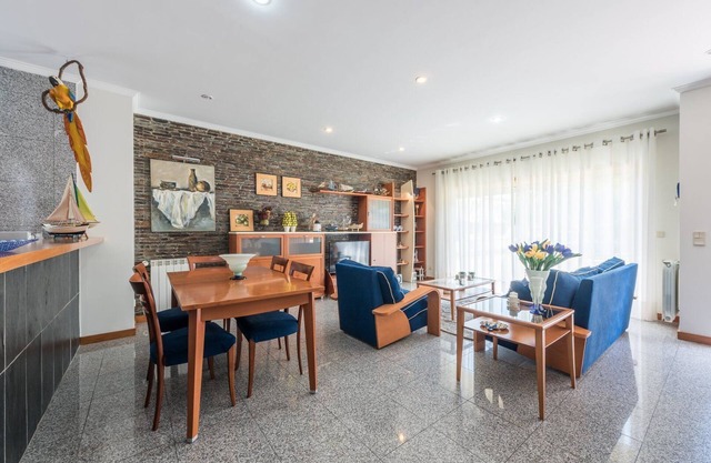 GuestReady - Parrot in the Lilies