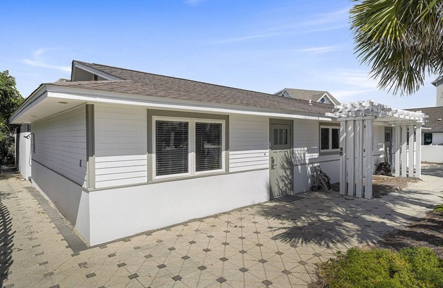 Gulf Escape - 30A Beach House Near the Beach with a Large Pool Space