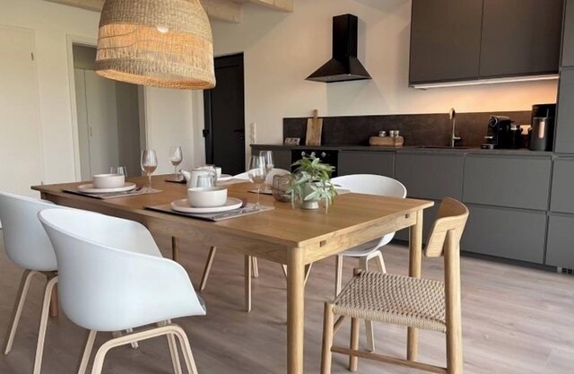 Gulfhof Funnixerhörn een - Stylish vacation farm with garden and wide landscape