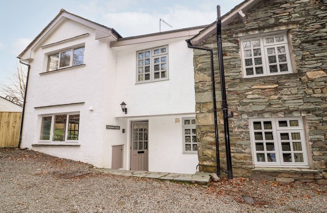 GUNPOWDER COTTAGE, pet friendly, with open fire in Elterwater