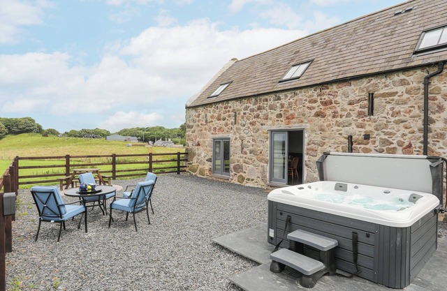 GWEL Y FENAI, pet friendly, character holiday cottage in Y Felinheli