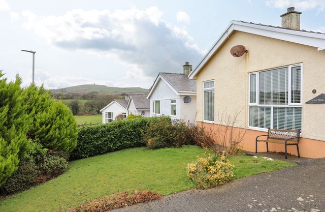 GWEN Y WAWR, pet friendly, with a garden in Llanbedrog