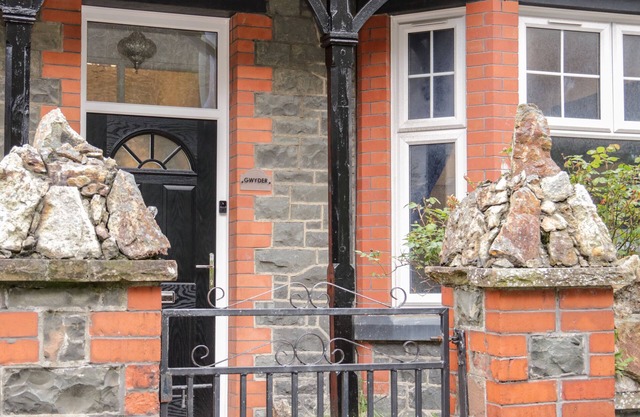 GWYDER, pet friendly, country holiday cottage in Penmaenmawr