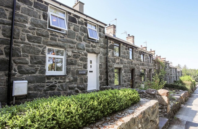 GYDA'R LLIF, pet friendly, character holiday cottage in Criccieth