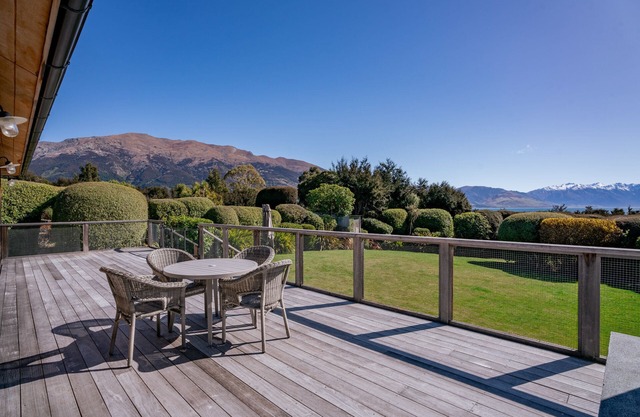 Hāwea Lakehouse - Lake Hāwea Holiday Home