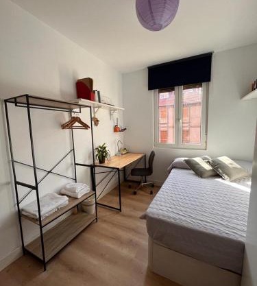 Habitación cerca del centro, baño y cocina compartida